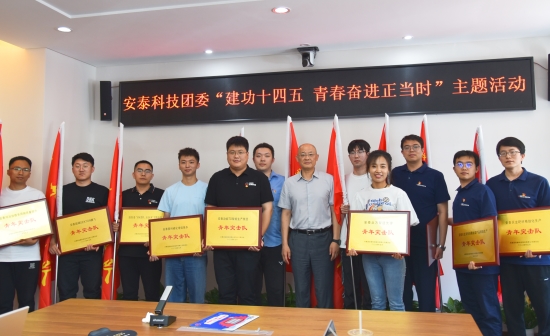 青年突击队授牌.jpg 青年突击队授牌.jpg