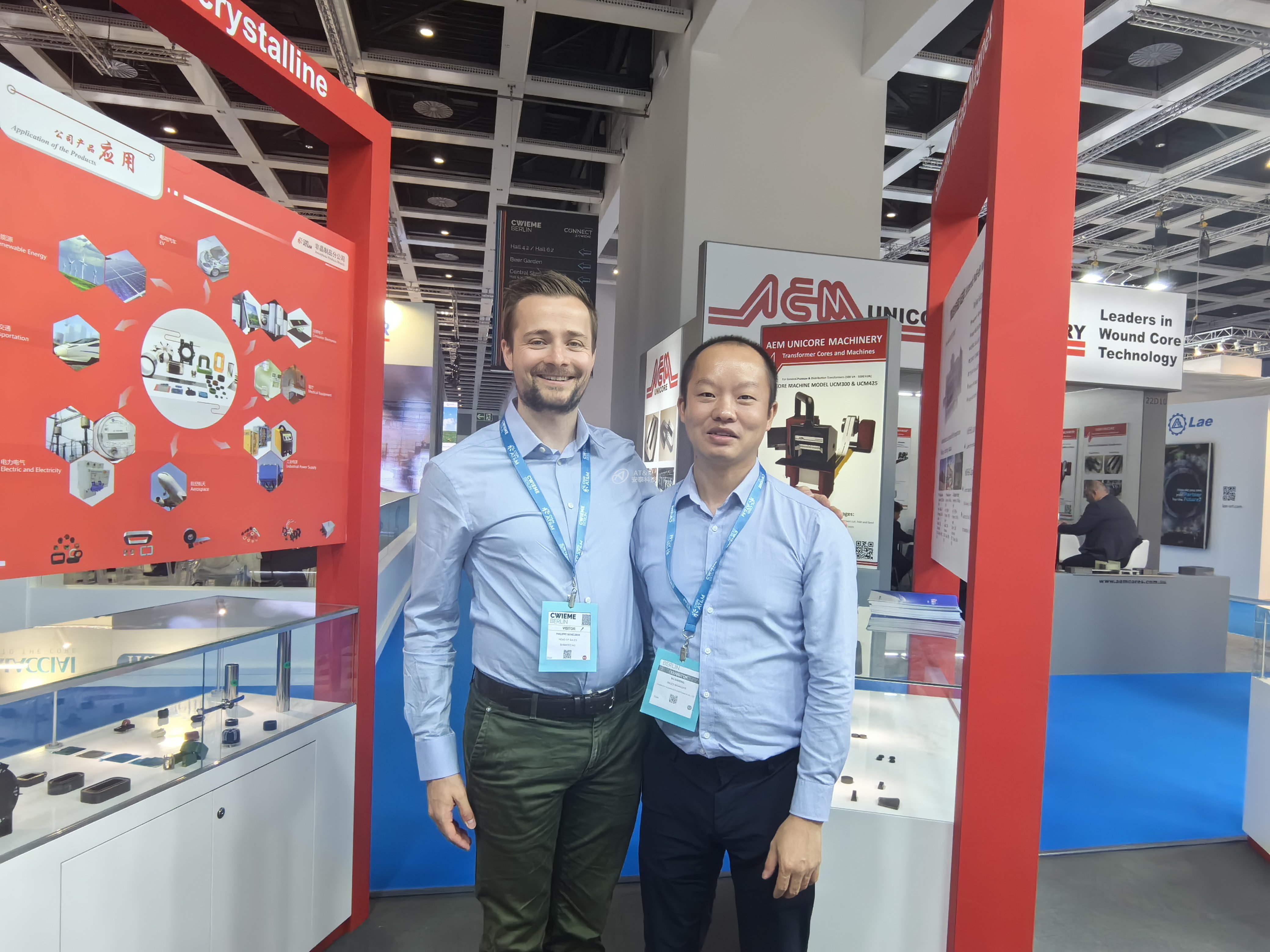 3图、 许大鹏与客户.jpg 3图、 许大鹏与客户.jpg